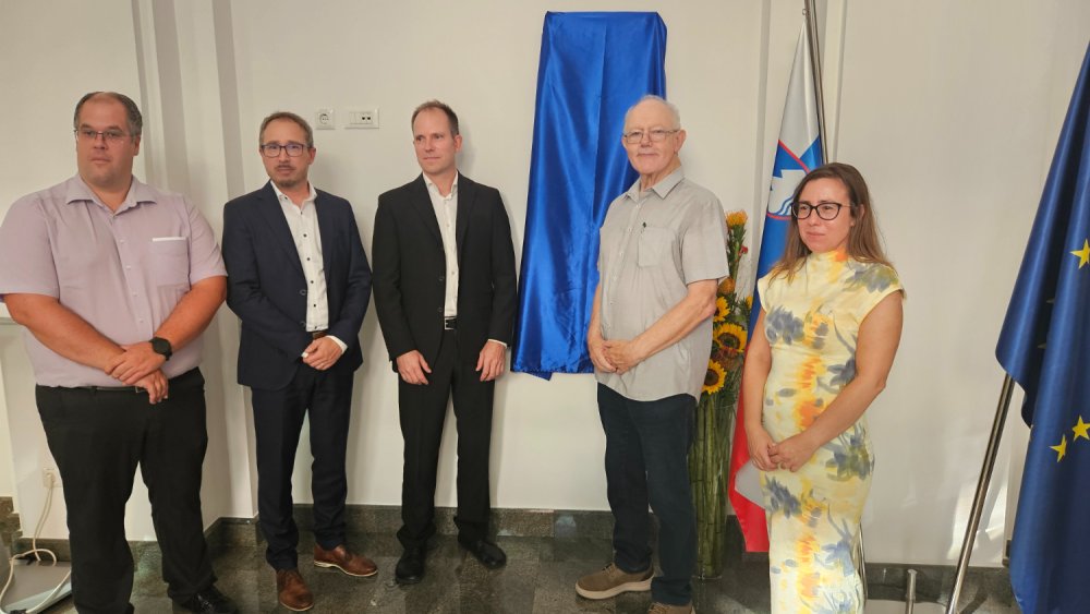 UP del slovesnosti ob odkritju nove spominske plošče Ivu Lahu